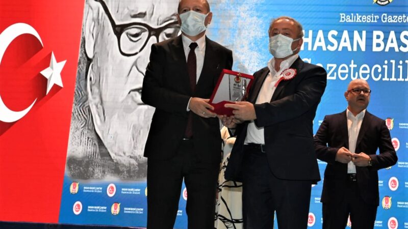 BGC 60. Yıl Onur Ödülleri Sahipleri Balıkesir Gazeteciler Cemiyeti (BGC) kuruluşunun 60. yıl etkinlikleri kapsamındaki Hasan Basri Gazetecilik Ödülleri sahiplerini buldu.