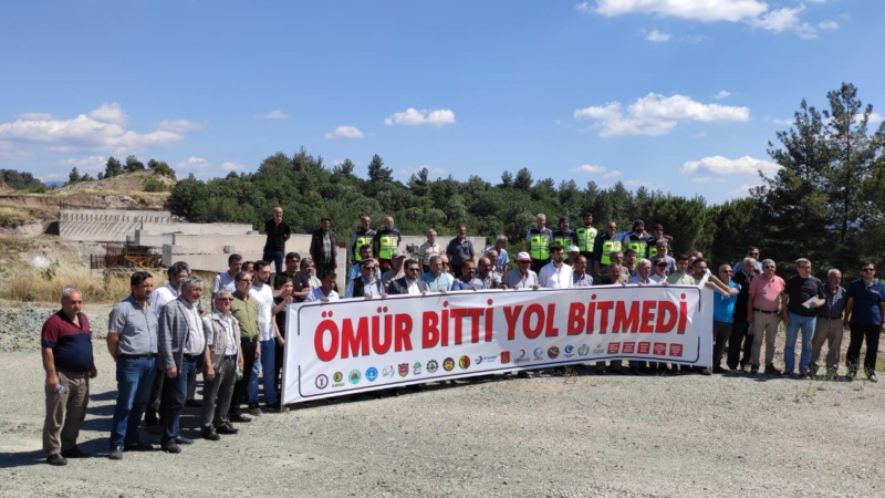 8 kişinin can verdiği 10 kişinin yaralandığı ölüm yolunda Dursunbey STK’lar eylem yaptı
