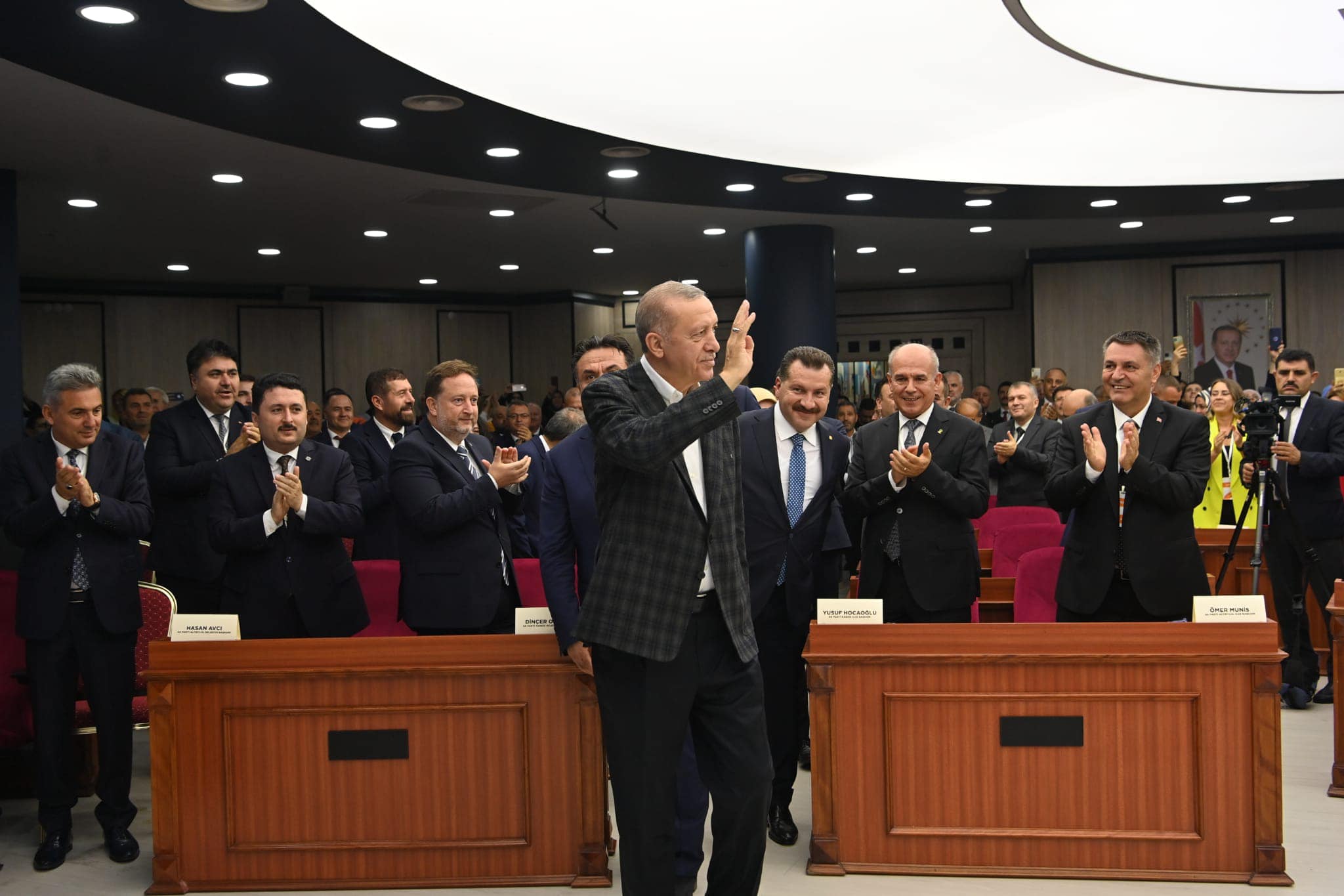 Cumhurbaşkanı Erdoğan, toplu açılış töreninin ardından AK Parti Balıkesir Genişletilmiş İl Danışma Meclisi Toplantısı’na katıldı.