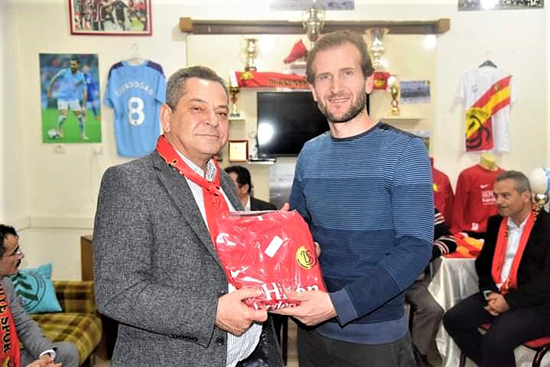 Dursunbey Belediyespor’a İlkay Gündoğan Desteği Sürüyor..
