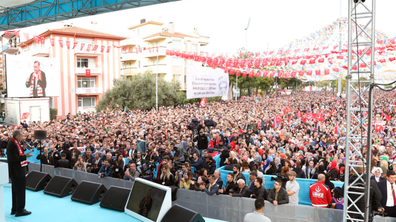 Toplu açılış töreni için Balıkesir’e gelen Cumhurbaşkanı Erdoğan’ı vatandaşlar coşkuyla karşıladı. 