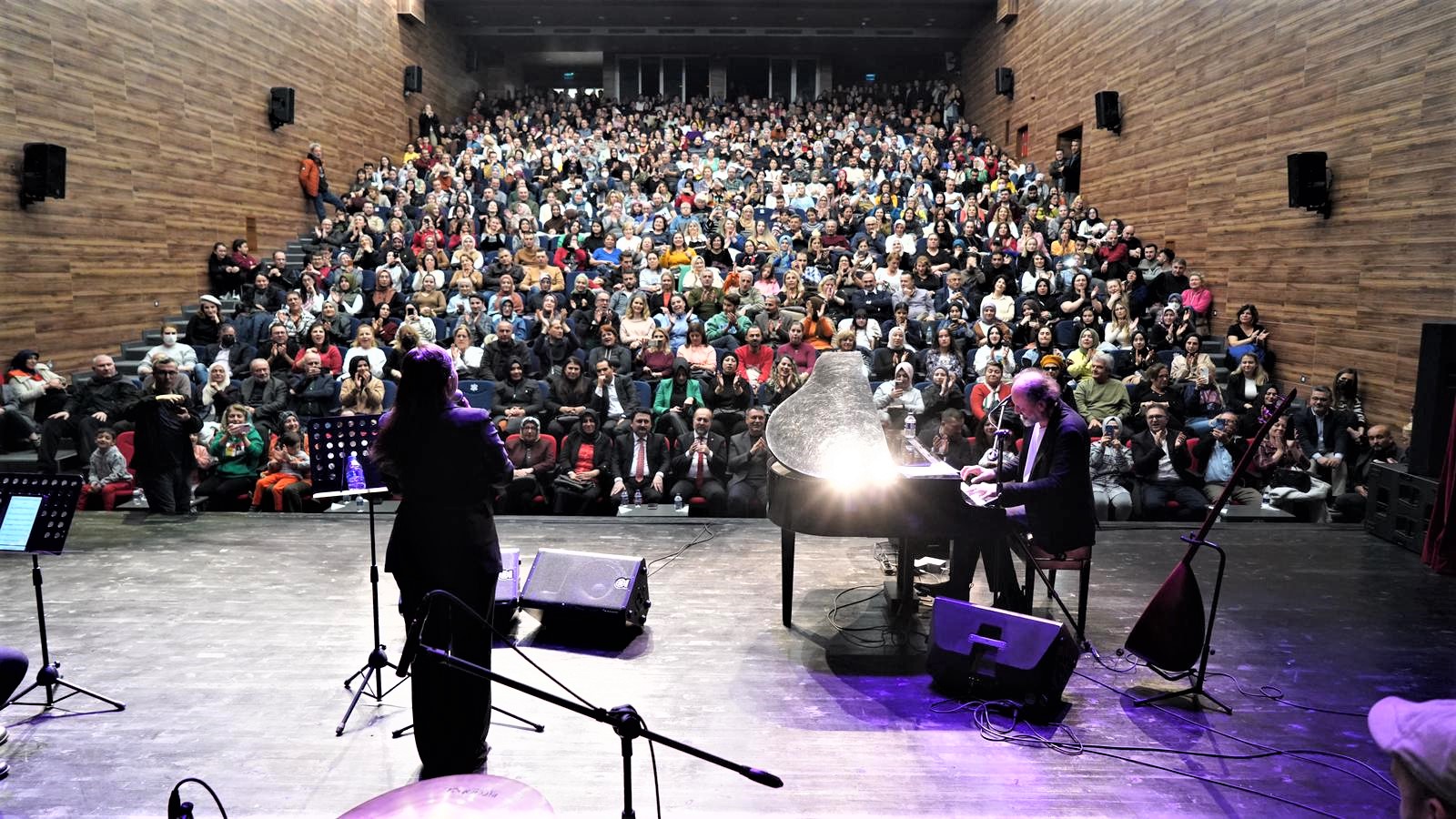 ALTIEYLÜL’DE UNUTULMAZ YÜCEL ARZEN KONSERİ