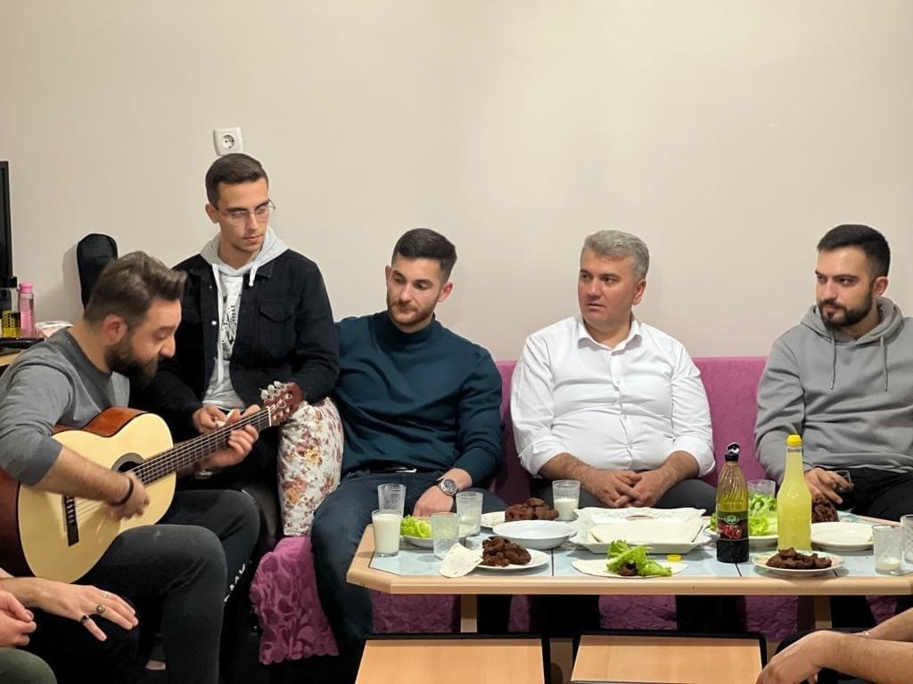 Milletvekili Mustafa Canbey Gençlerle Çiğköfte Yoğurdu