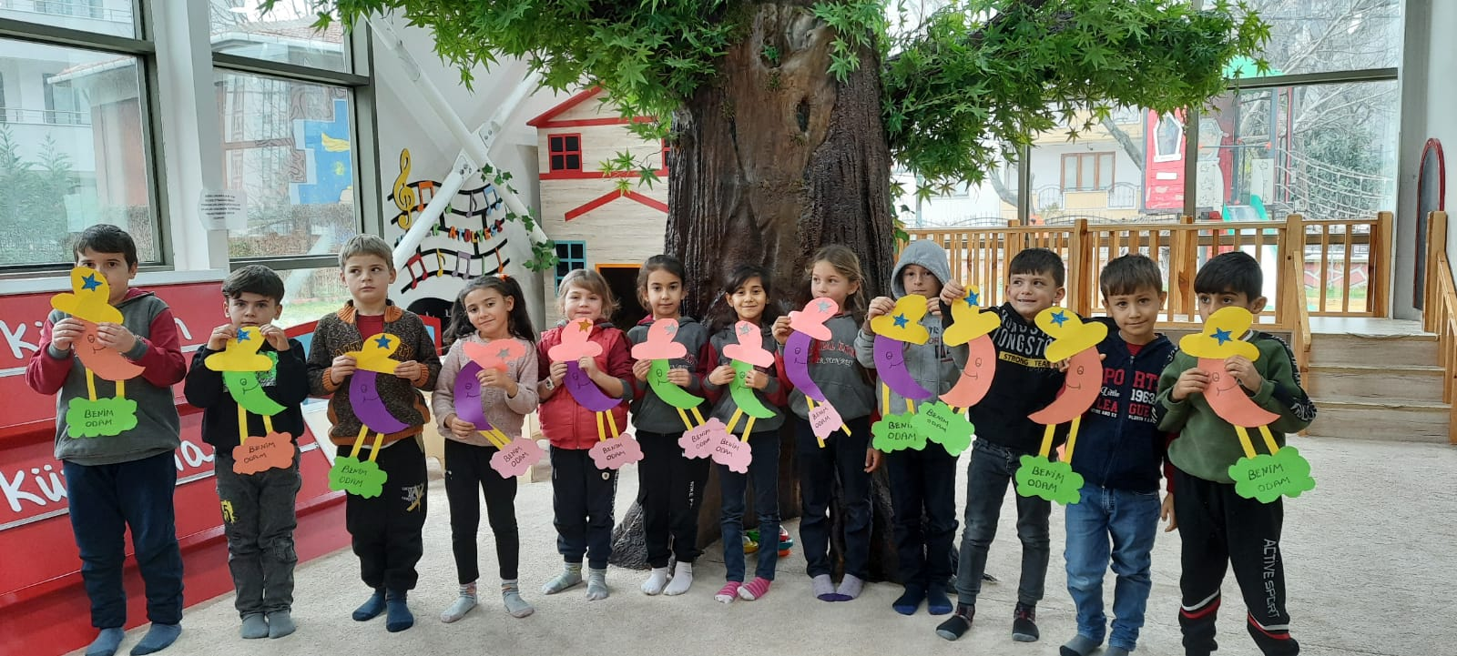 Çocuklarımızın eğlenerek öğrendikleri, el becerilerini geliştirdikleri Çocuk Kütüphanemizde, çeşitli etkinlik ve eğitimler devam ediyor.