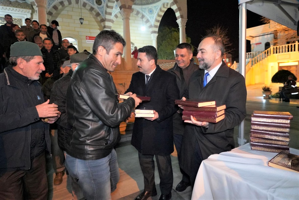 -Başkan Yılmaz, 10 bin Kur’an-ı Kerim dağıttı
