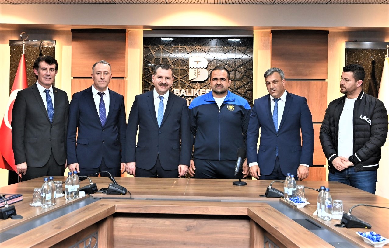 -Başpehlivan Mehmet Yeşil Yeşil BalıkesirBelediyespor Kulübüne transfer oldu