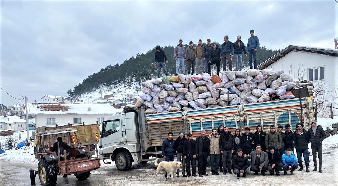 Dursunbey’in tek yürek olarak topladığı yardım malzemeleri bugün de rekor kırdı.