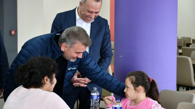 AK Parti Balıkesir Milletvekili Mustafa Canbey, Balıkesir’e gelen depremzedeleri ziyaret etti.