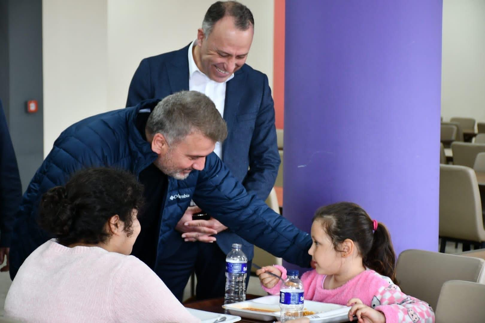 AK Parti Balıkesir Milletvekili Mustafa Canbey, Balıkesir’e gelen depremzedeleri ziyaret etti.