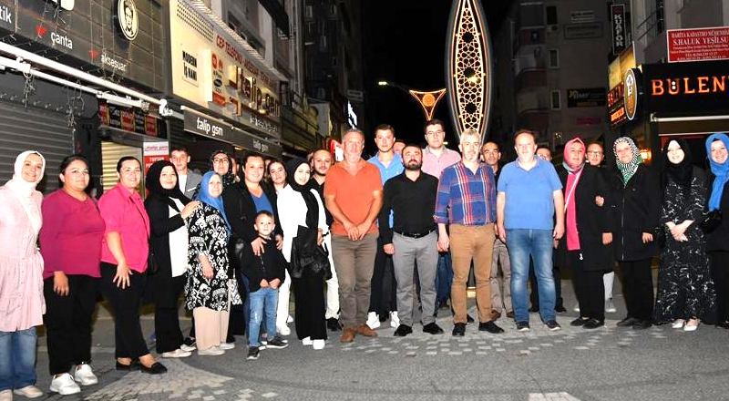 Karesi Kocaavşar Mahalle sakinleri AK Parti Karesi İlçe Başkanı Hakan Aka’ya hayırlı olsun ziyaretinde bulundular.