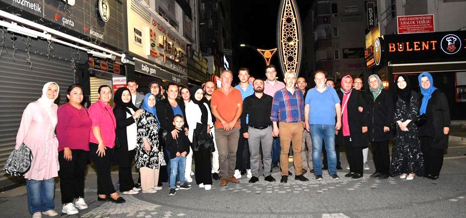 Karesi Kocaavşar Mahalle sakinleri AK Parti Karesi İlçe Başkanı Hakan Aka’ya hayırlı olsun ziyaretinde bulundular.