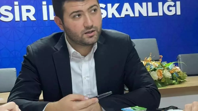 AK Parti Balıkesir İl Gençlik Kolları Başkanı Hüseyin Murat Uysal (31), geçirdiği kalp krizi sonucu hayatını kaybetti.