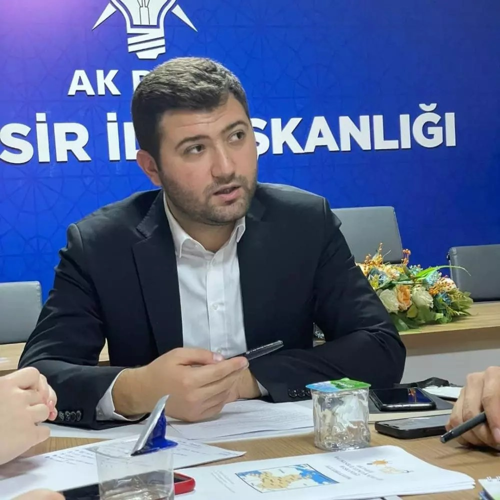 AK Parti Balıkesir İl Gençlik Kolları Başkanı Hüseyin Murat Uysal (31), geçirdiği kalp krizi sonucu hayatını kaybetti.