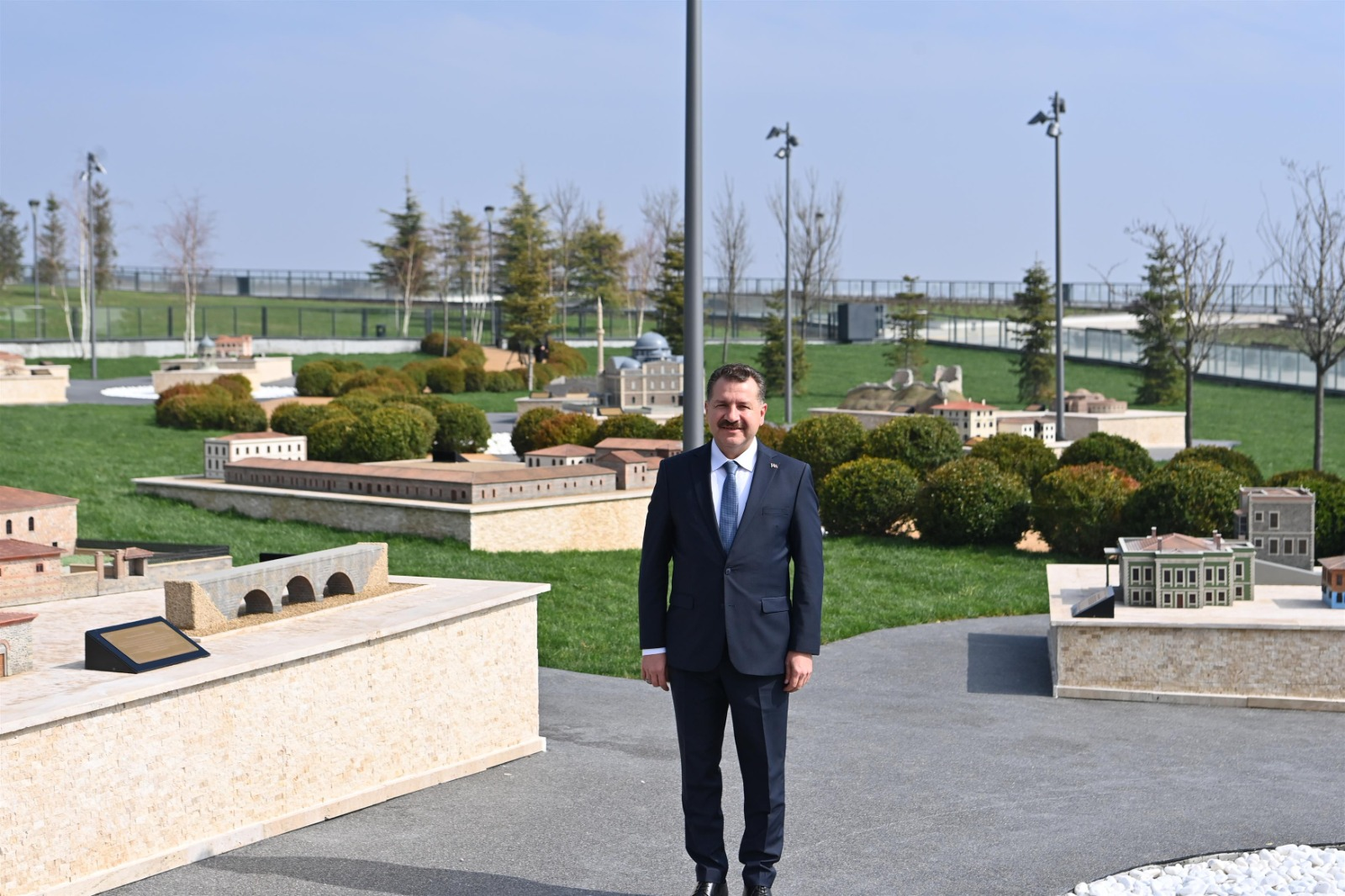 Balıkesir Büyükşehir Belediye Başkanı Yücel Yılmaz Çamlık’a Mini10 ve BALMEK