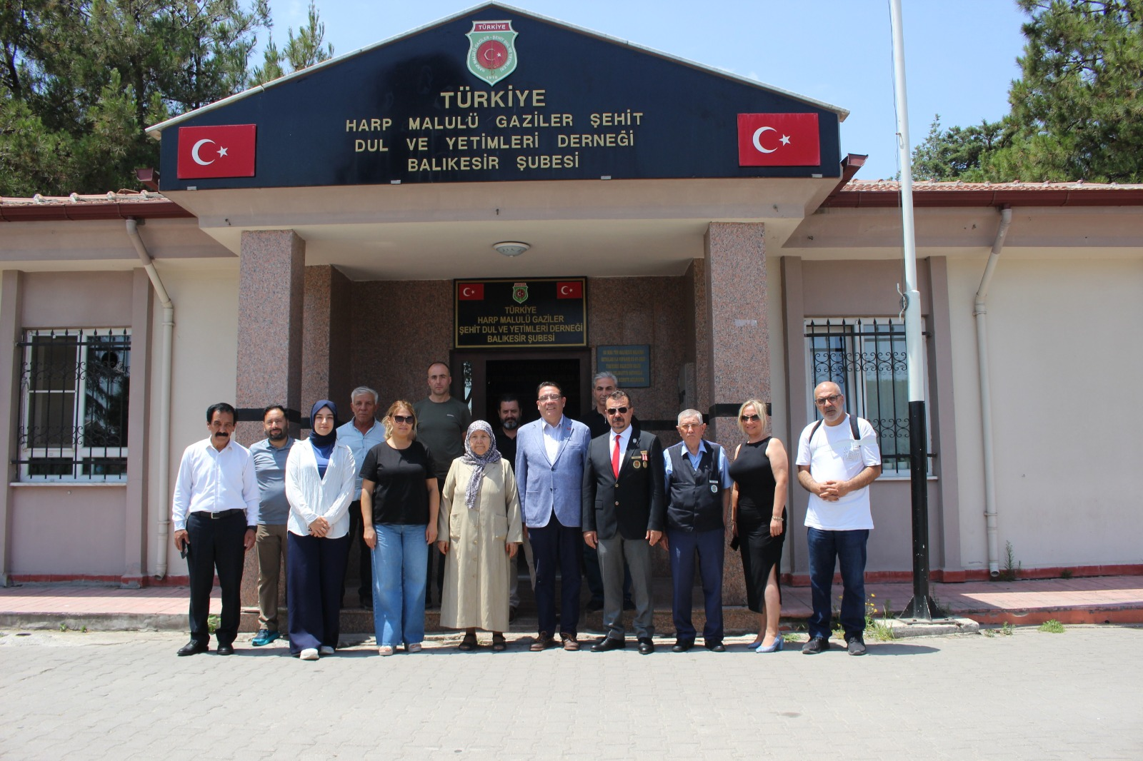 Yankı Bağcıoğlu’Balıkesir Türkiye Harp Malulü Gaziler, Şehit, Dul ve Yetimler Derneği ve Türkiye Emekli Astsubaylar Derneği ( TEMAD ) ziyaret etti