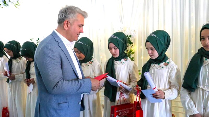 Balıkesir Milletvekili Dr. Mustafa Canbey, Havran ilçesi Çamdibi Mahallesi Bilali Habeşi Camii’nde eğitim gören çocuklarımızın Kur’an-ı Kerim’i hatmetme başarısı gösterdiği yıl sonu mezuniyet programına katıldı.
