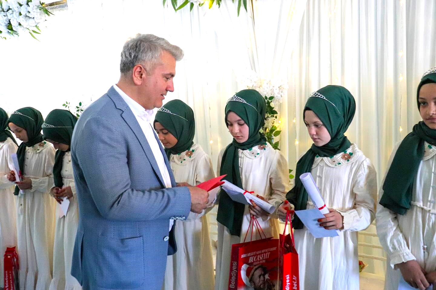 Balıkesir Milletvekili Dr. Mustafa Canbey, Havran ilçesi Çamdibi Mahallesi Bilali Habeşi Camii’nde eğitim gören çocuklarımızın Kur’an-ı Kerim’i hatmetme başarısı gösterdiği yıl sonu mezuniyet programına katıldı.