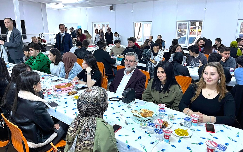 Kepsut’ta Ramazan Bereketi Öğrencilerle Paylaşıldı