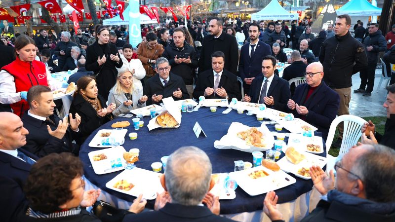 Kadir Gecesi’nde 30 Bin Kişilik Gönül Sofrası: Başkan Ahmet Akın Balıkesirlilerle Buluştu