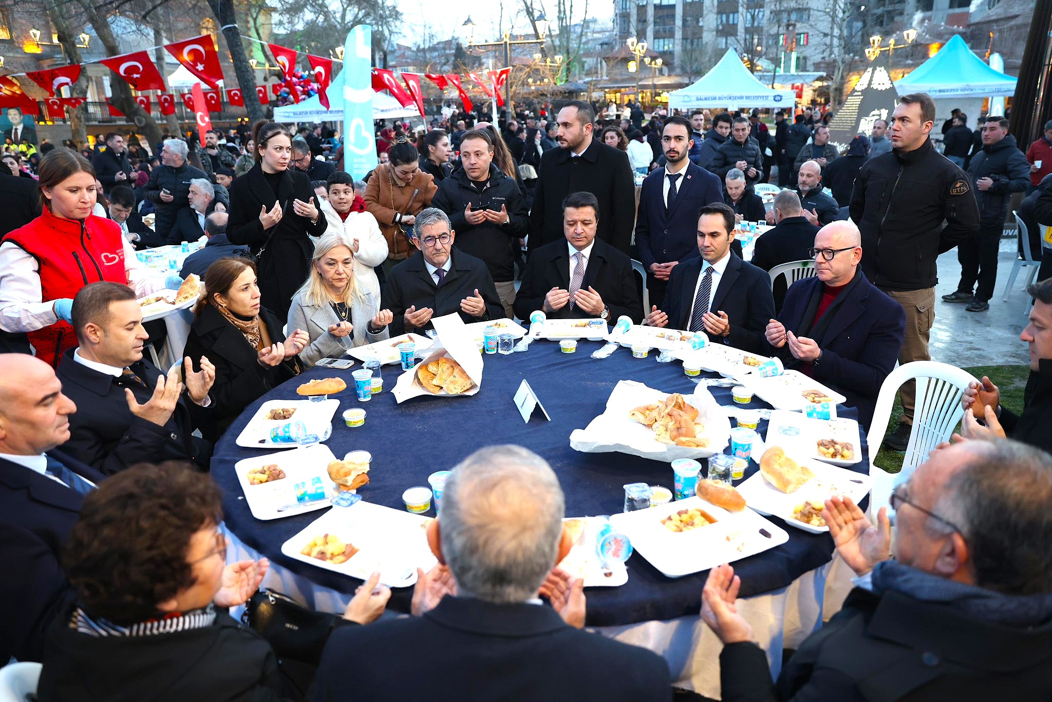 Kadir Gecesi’nde 30 Bin Kişilik Gönül Sofrası: Başkan Ahmet Akın Balıkesirlilerle Buluştu
