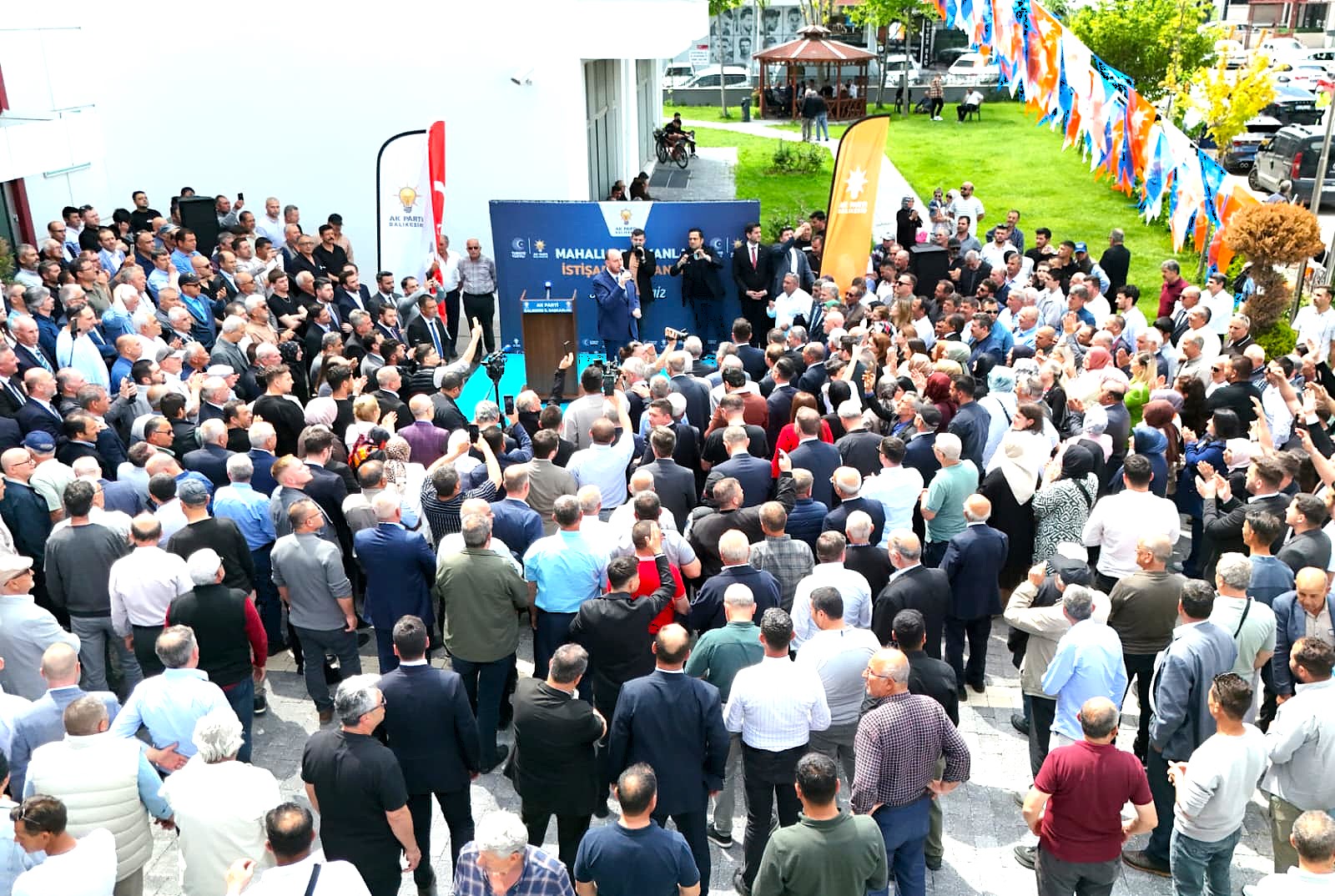 AK PARTİ TEŞKİLATLARI BALIKESİR’DE ŞAHLANDI: “SİYASETİMİZİN MERKEZİNDE MİLLET, ROTASINDA HİZMET VAR!”