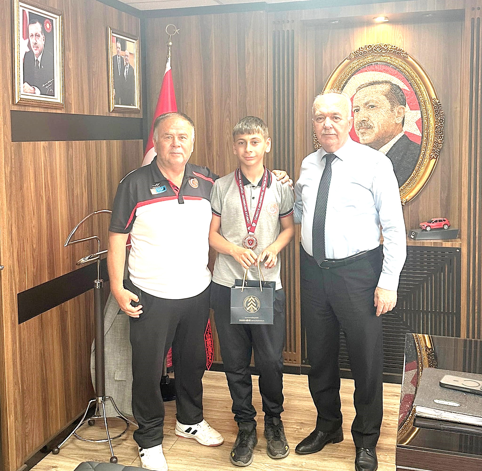 Dursunbey Belediye Başkanı Ramazan Bahçıvan Başarılı Güreşçiyi Ödüllendirdi