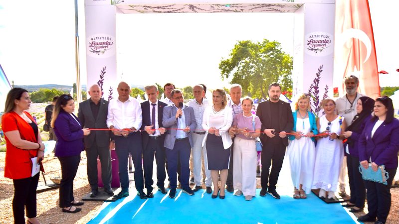 ALTIEYLÜL’DE MOR ŞÖLEN BÜYÜLEDİ-LAVANTANIN KOKUSU, MÜZİĞİN VE EĞLENCENİN COŞKUSUYLA BULUŞTU