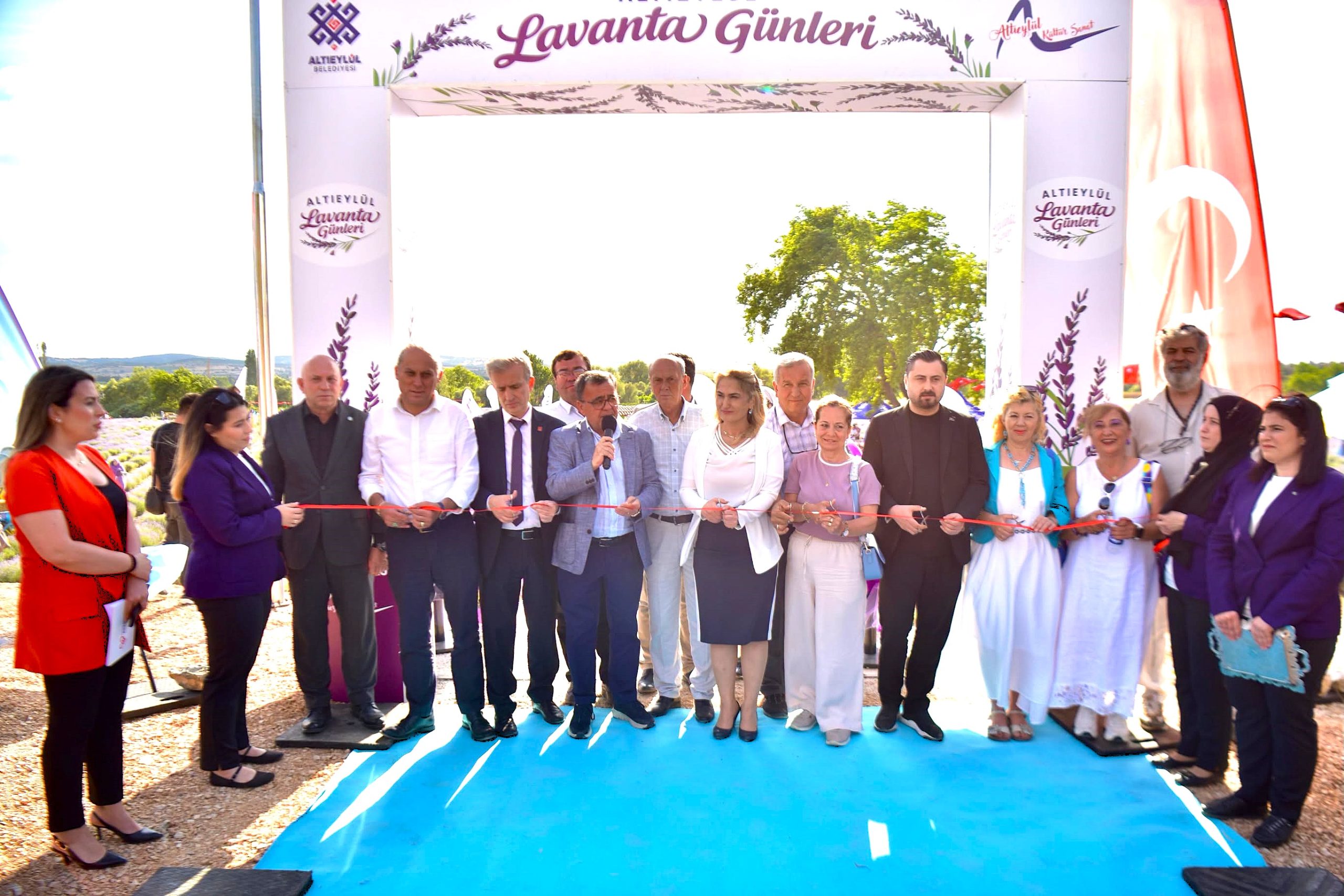 ALTIEYLÜL’DE MOR ŞÖLEN BÜYÜLEDİ-LAVANTANIN KOKUSU, MÜZİĞİN VE EĞLENCENİN COŞKUSUYLA BULUŞTU