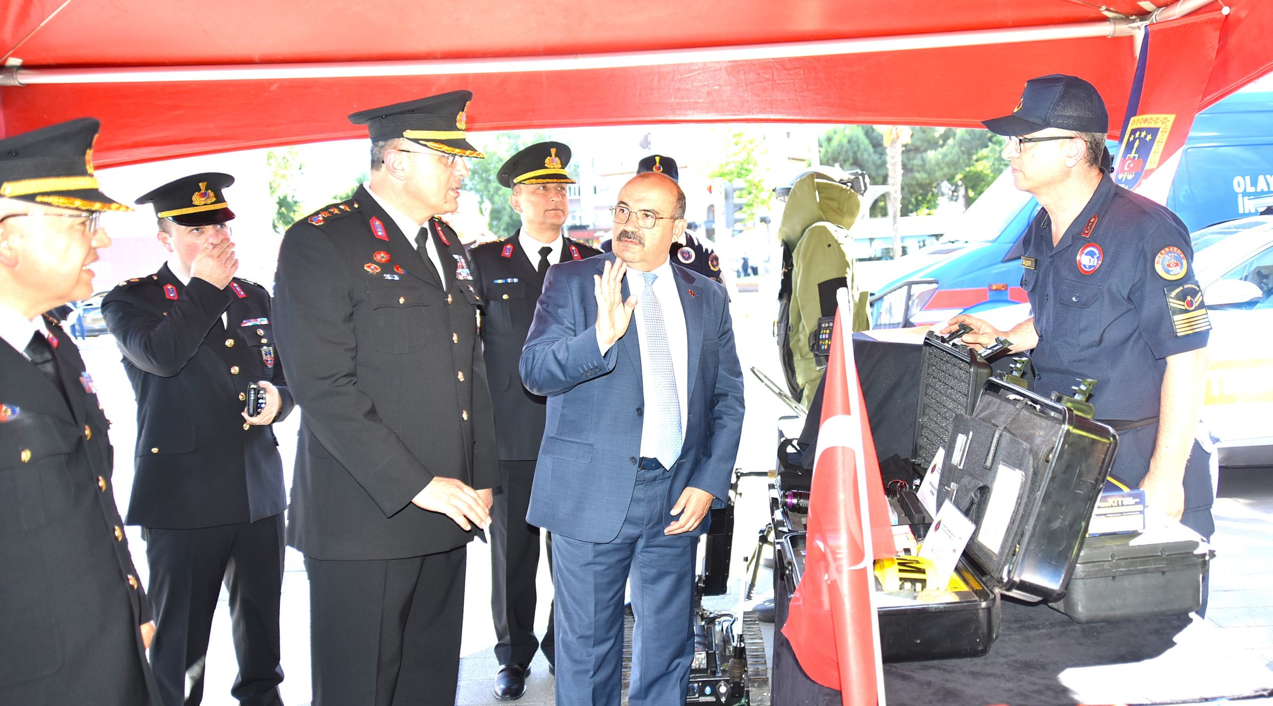 Vali Ustaoğlu, Jandarma Teşkilatı’nın 187. Kuruluş Yıl Dönümü Kapsamında Açılan Tanıtım Stantlarını Ziyaret Etti